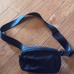 Lululemon Everywhere belt bag